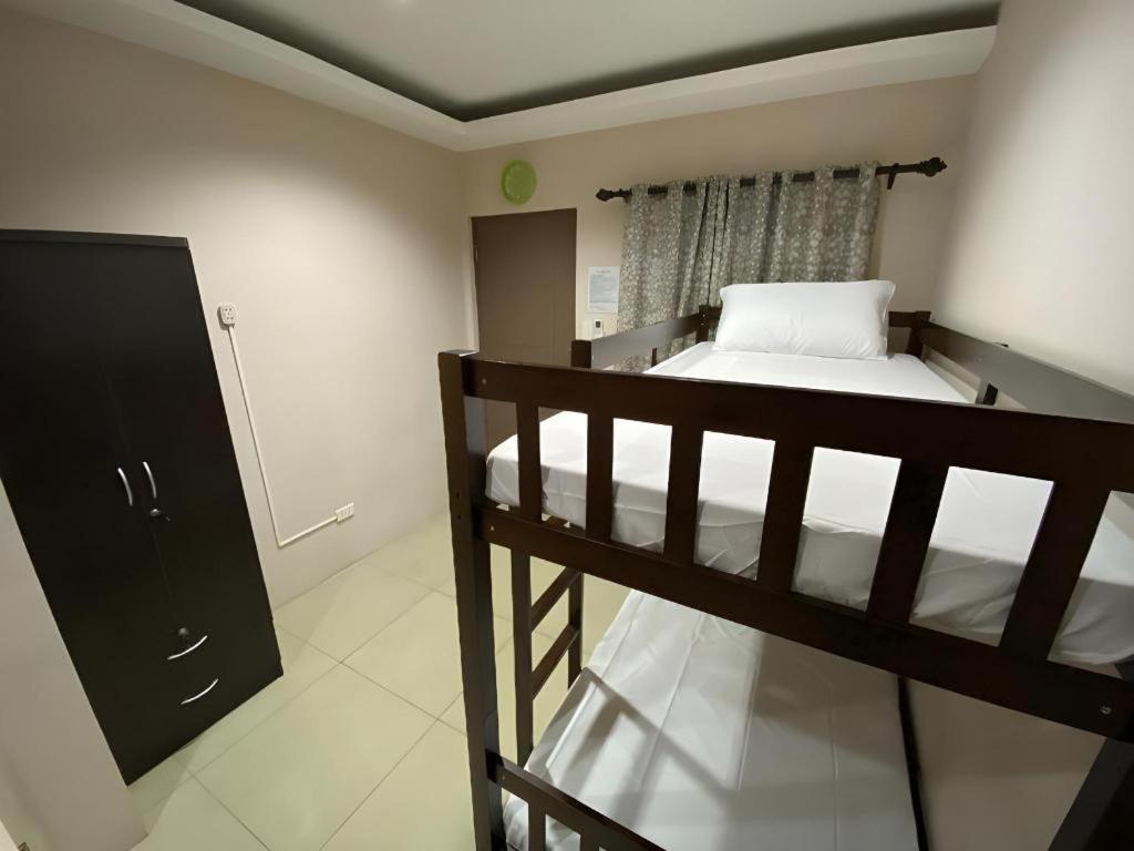 Oyo 766 Ichehan Apartments Manila Exterior photo