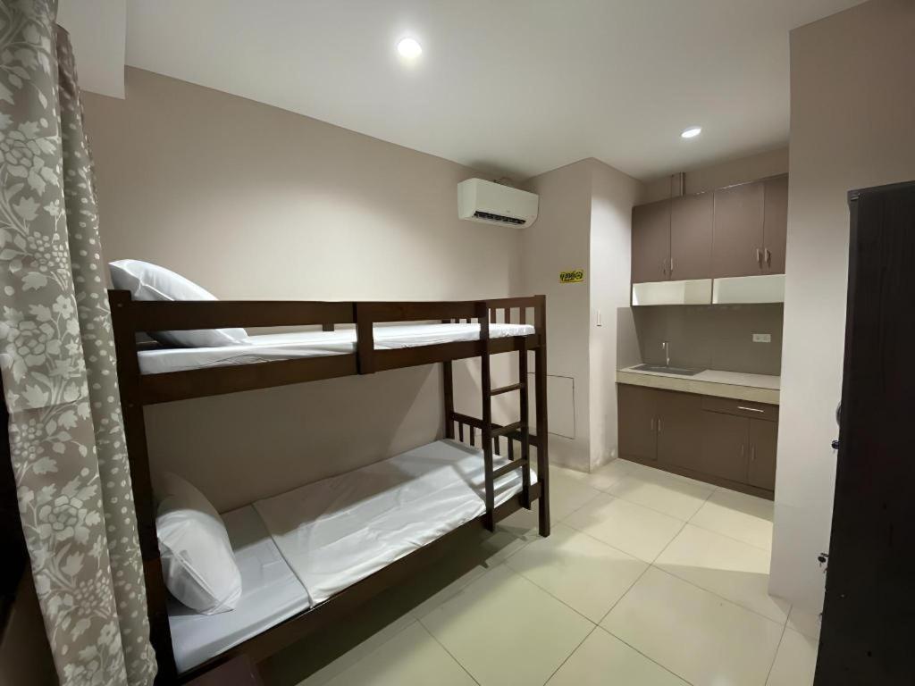 Oyo 766 Ichehan Apartments Manila Exterior photo