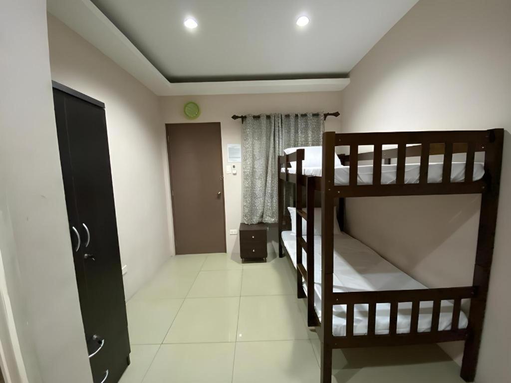 Oyo 766 Ichehan Apartments Manila Exterior photo