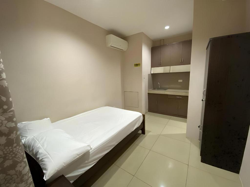 Oyo 766 Ichehan Apartments Manila Exterior photo